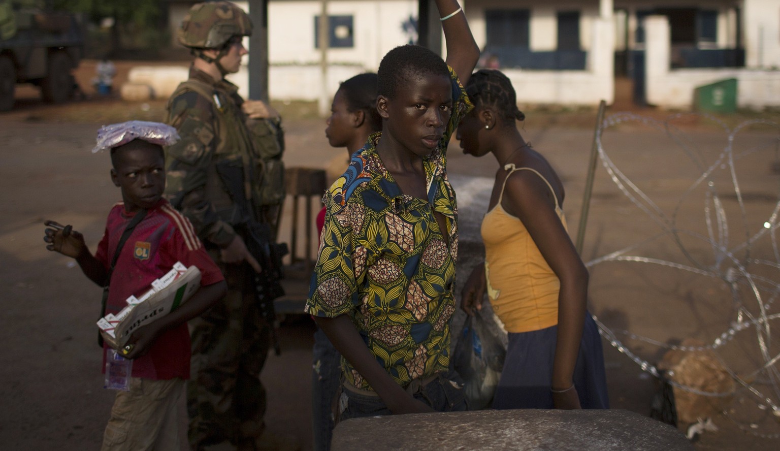 Ein französischer Soldat überwacht in Bangui einen Grenzübergang.&nbsp;