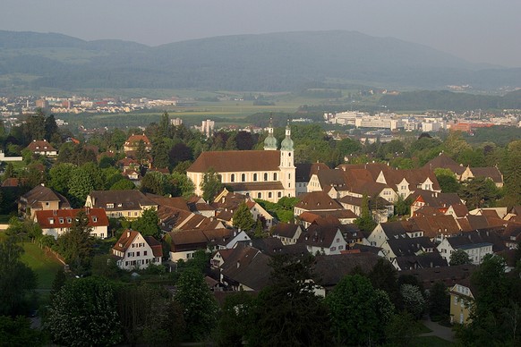 Die Sonne der Schweizer Demokratie geht über Arlesheim auf.