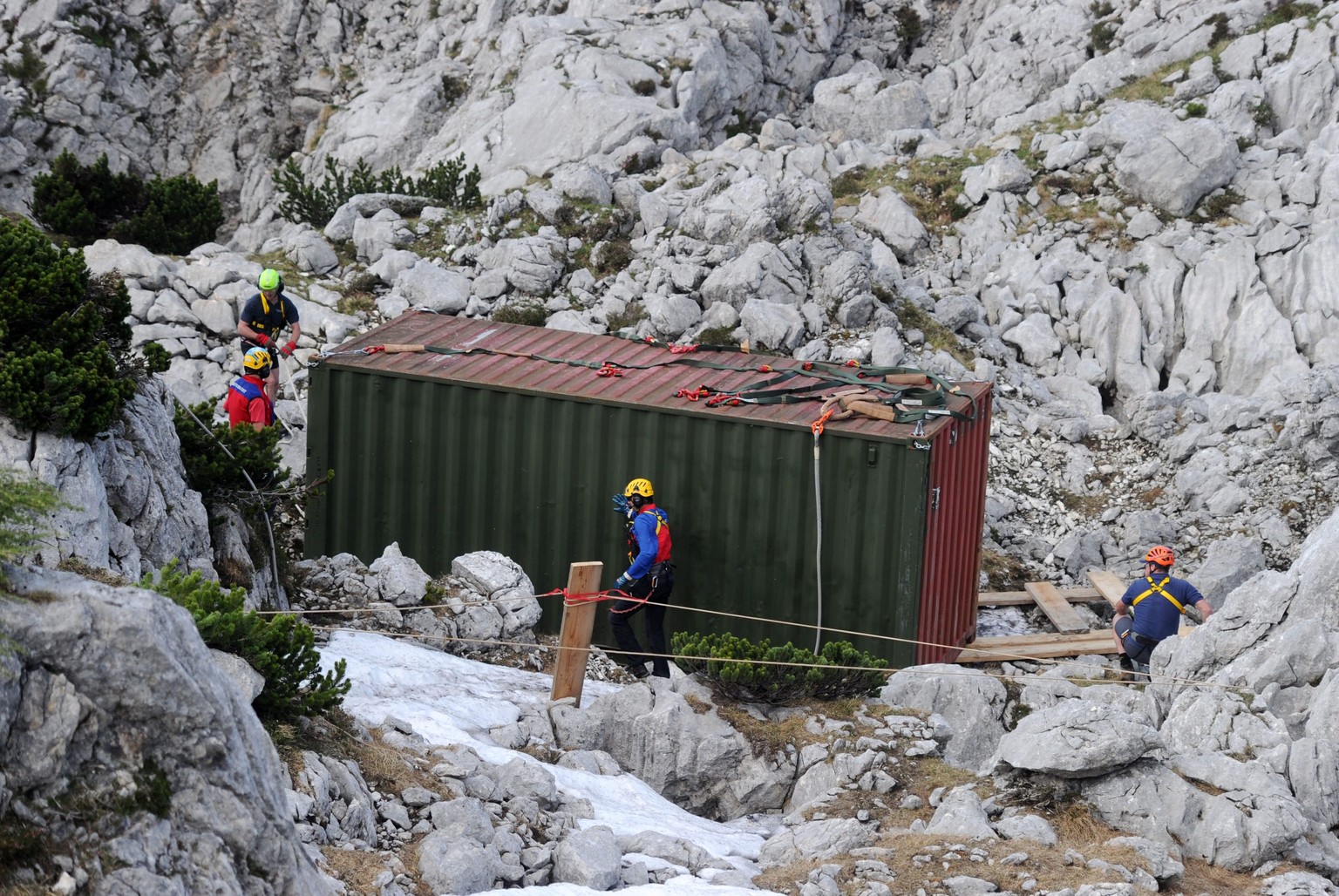 Retter bei der Riesending-Höhle. Der Verletzte soll am Donnerstag behandelt und für den Transport bereit gemacht werden.