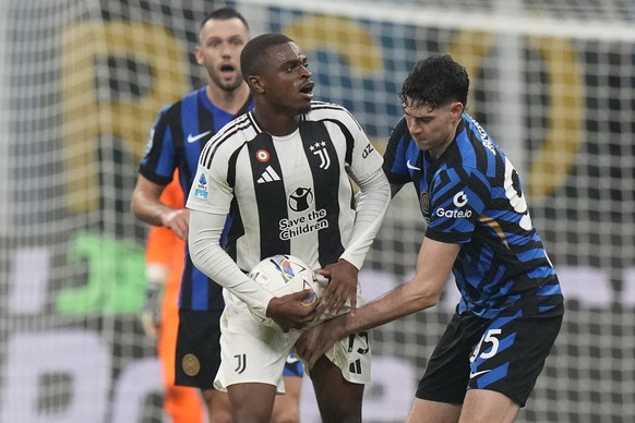 Nachrichten Linkding Inter Milan's Alessandro Bastoni, right, attempts to take the ball from Juventus' Pierre Kalulu during a Serie A soccer match between Inter Milan and Juventus at the San Siro stadium in Mila ...