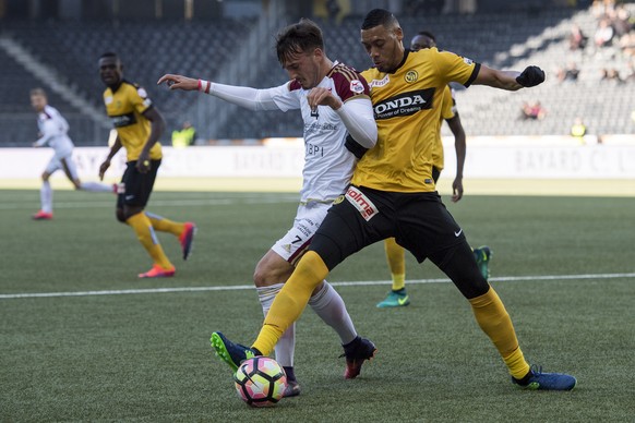 Vaduz&#039; Albion Avdijaj, links, gegen YBs Guillaume Hoarau, rechts, im Fussball Meisterschaftsspiel der Super League zwischen dem BSC Young Boys und dem FC Vaduz, im Stade de Suisse in Bern, am Son ...