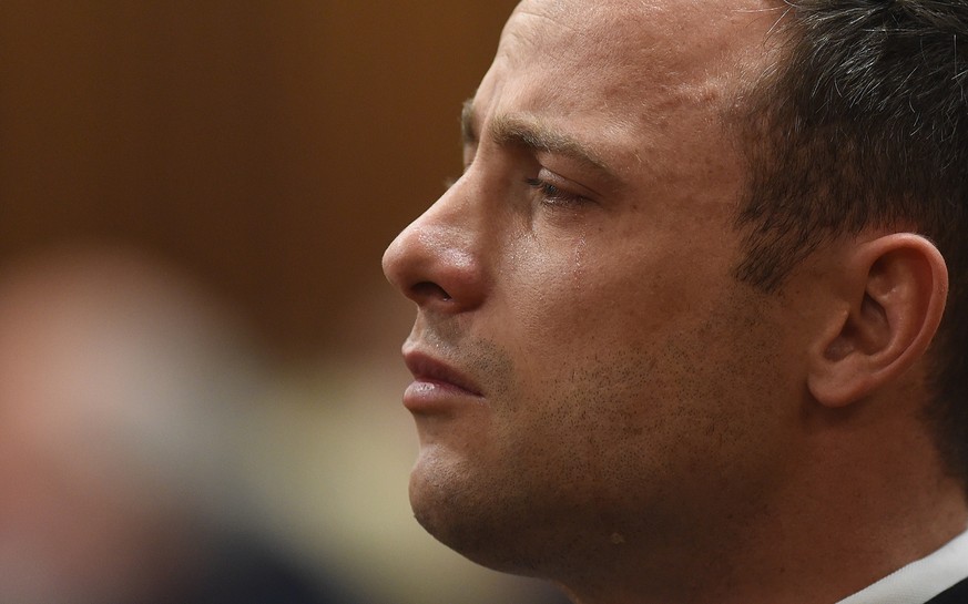 Oscar Pistorius auf der Anklagebank – Sichtliche Erleichterung beim 27-Jährigen, nachdem die Richterin Mord ausgeschlossen hat.