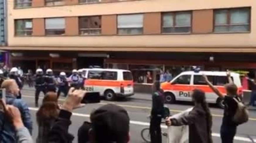Ein Polizist besprüht Sennur Sümer mit Pfefferspray: Die Stadtpolizei Zürich untersucht den Vorfall jetzt.