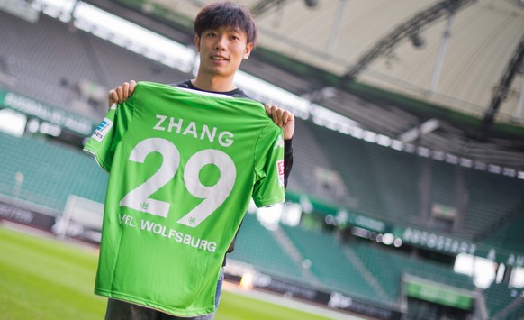 epa04530954 German soccer club VfL Wolfsburg&#039;s new player Xizhe Zhang from China poses on the pitch at Volkswagen Arena in Wolfsburg, Germany, 16 December 2014. EPA/JULIAN STRATENSCHULTE
