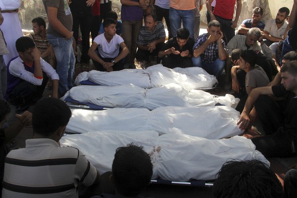 Trauer in Gaza um eine Familie, deren Mitglieder durch einen israelischen Luftangriff getötet wurden.