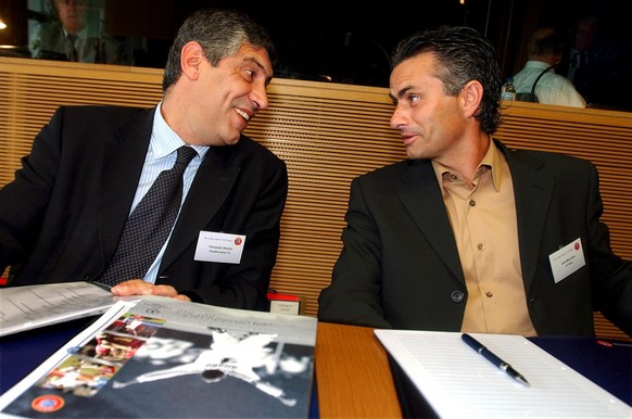 Fernando Santos (l.) und José Mourinho trafen sich 2002 in Nyon als Trainer von Panathinaikos respektive Porto.