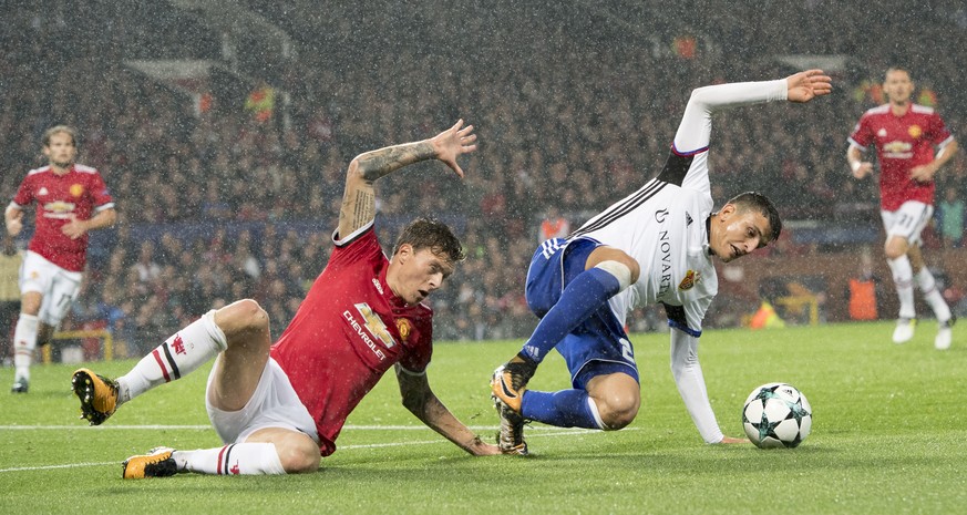 Manchester United&#039;s Victor Lindelof, left, fights for the ball against BaselÕs Mohamed Elyounoussi, right, during an UEFA Champions League Group stage Group A matchday 1 soccer match between Swit ...