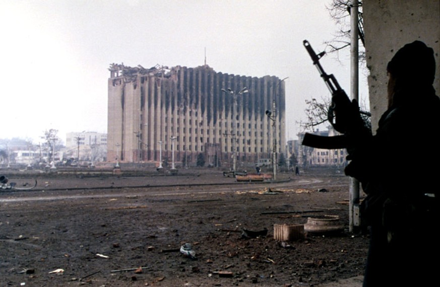Ein tschetschenischer Kämpfer in der Nähe des zerstörten Regierungsgebäudes in Grosny, 1995.