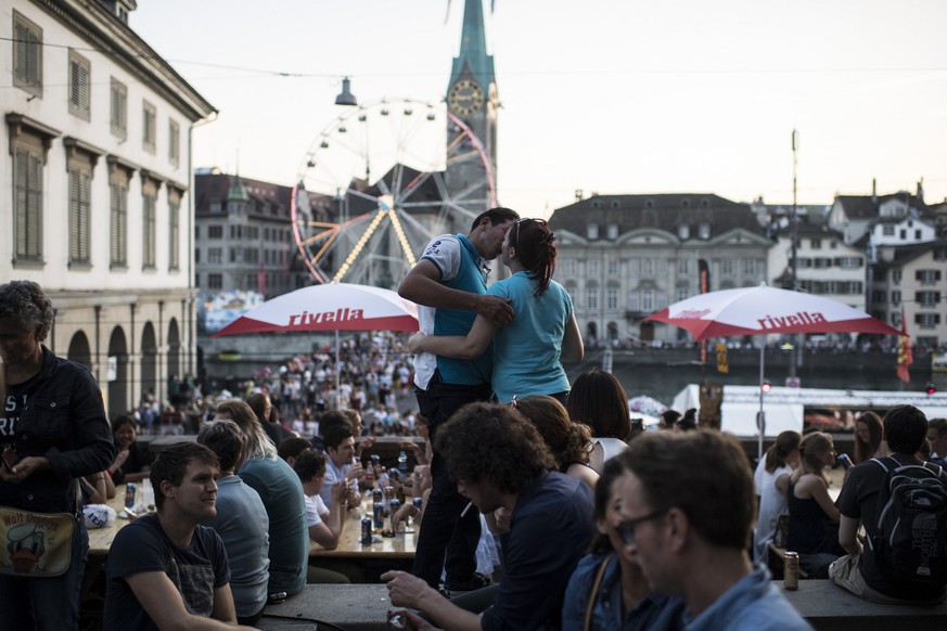 Besucher vergnuegen sich am Zueri Faescht, aufgenommen am Freitag, 1. Juli 2016, in Zuerich. An diesem Wochenende werden ueber 2 Millionen Besucherinnen und Besucher in der Limmatstadt erwartet. (KEYS ...