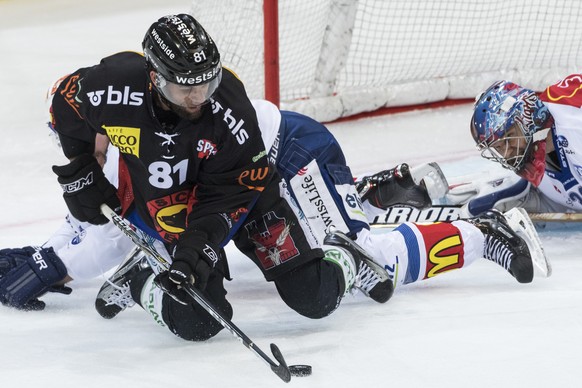 Berns Thomas Ruefenacht, links, versucht sich gegen ZSC Goalie Lukas Flueeler im Eishockey-Meisterschaftsspiel der National League zwischen dem SC Bern und den ZSC Lions, am Freitag, 13. Oktober 2017, ...