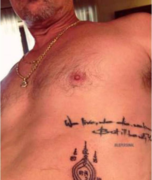 Auch bei Brad Pitt: Buddhistisches Symbol und romantischer Schriftzug unter der Brust.