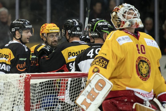 Berns Simon Bodenmann, Mark Arcobello und Tristan Scherwey, von links, feiern hinter Langnaus Goalie Damiano Ciaccio den Treffer zum 3:1 im Eishockey National League A Spiel zwischen dem SC Bern und d ...