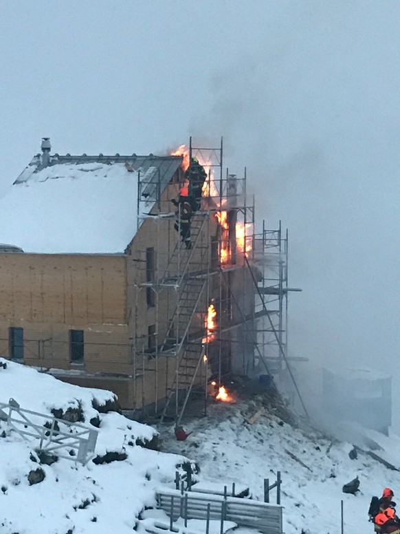 Die Zwinglipasshütte fing am Samstagabend Feuer. Die Brandursache ist derzeit noch nicht bekannt.&nbsp;