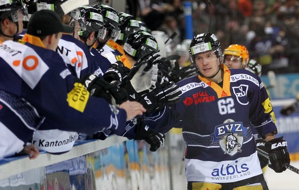12.12.2015; Zug; Eishockey NLA - EV Zug - SC Bern; Jarkko Immonen (Zug) wird von den Spieler auf der Bank nach seinem Tor zum 2:2 gratuliert (Patrick Straub/freshfocus)