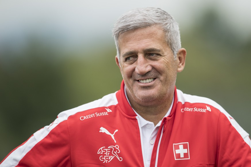 Vladimir Petkovic beim Kindertraining, aufgenommen am Montag, 29. August 2016, in Freienbach. Am 6. September trifft die Schweizer Fussballnationalmannschaft im WM Qualifikation Fussballspiel auf Port ...