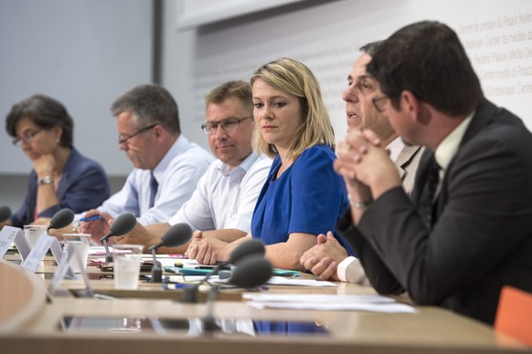 Das Ueberparteiliche Komitee mit den Nationalraeten Maja Ingold, EVP-ZH, Lorenz Hess, BDP-BE, Toni Brunner, SVP-SG, Kathrin Bertschy, GLP-BE, Ignazio Cassis, FDP-TI und Yannick Buttet, CVP-VS, von lin ...