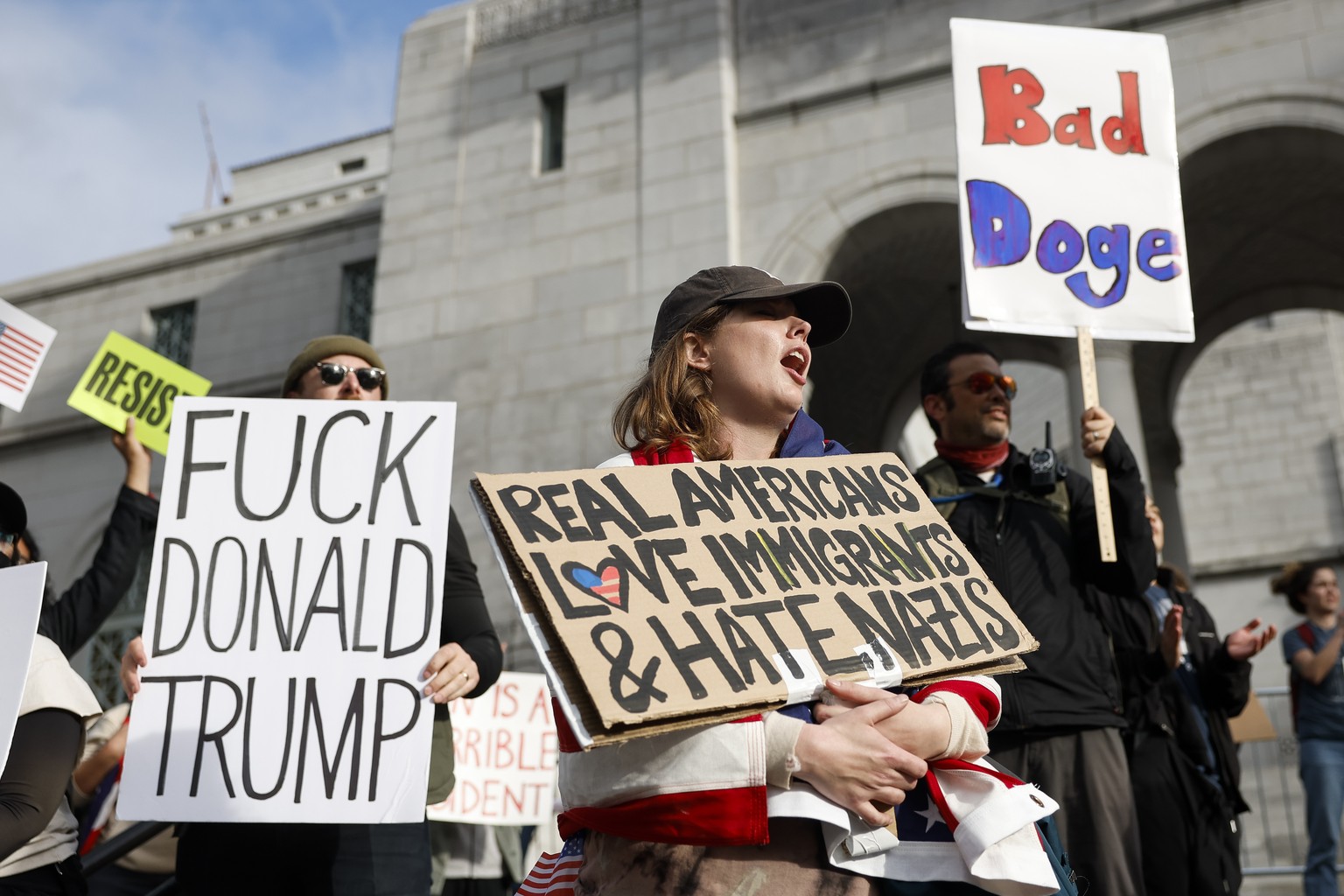 Nachrichten Linkding epa11877961 People gather to protest against the Trump administration outside City Hall in Los Angeles, California, USA, 05 February 2025. People gathered in cities across the U.S. to protest the Trum ...