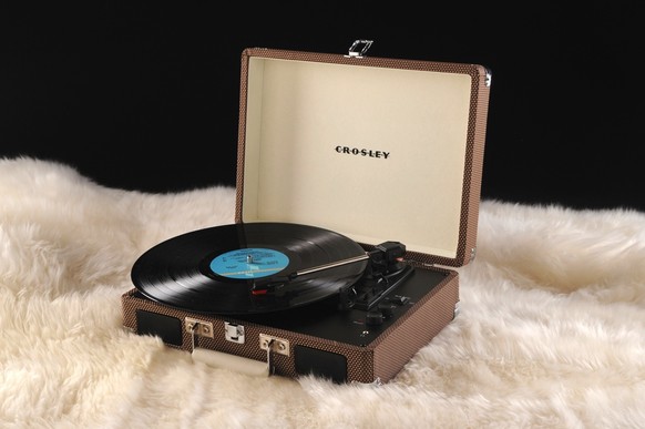 Ein chicer, kleiner Plattenspieler ist das perfekte Geschenk für jeden Musikliebhaber. Der Cruiser von Crosley kostet gerade mal 70 Franken (oder 100 Franken mit Bluetooth).