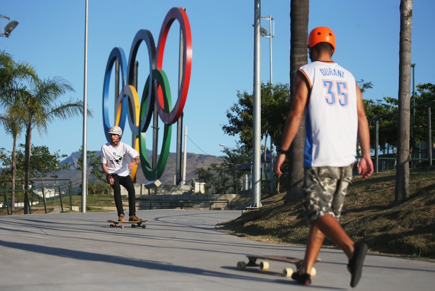 Skateboarden im Schatten der Ringe: In Rio de Janeiro, wo das Bild entstanden ist, wird der Sport im nächsten Jahr noch nicht olympisch sein.