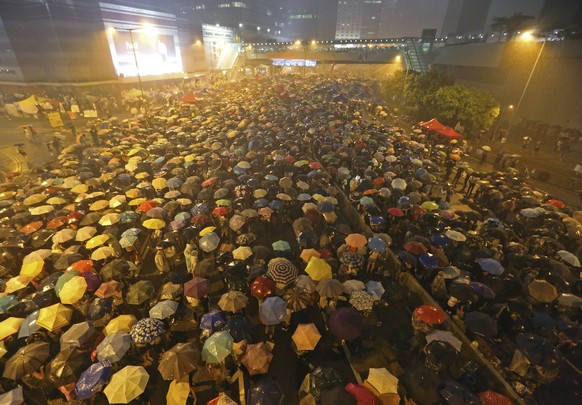 Die #UmbrellaRevolution wird ihrem Namen gerecht: Die Menge war gegen den heftigen Regen gut ausgerüstet.