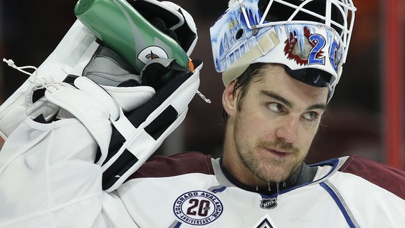 Colorado Avalanche&#039;s Reto Berra squirts himself during the second period of an NHL hockey game against the Philadelphia Flyers, Tuesday, Nov. 10, 2015, in Philadelphia. (AP Photo/Matt Slocum)