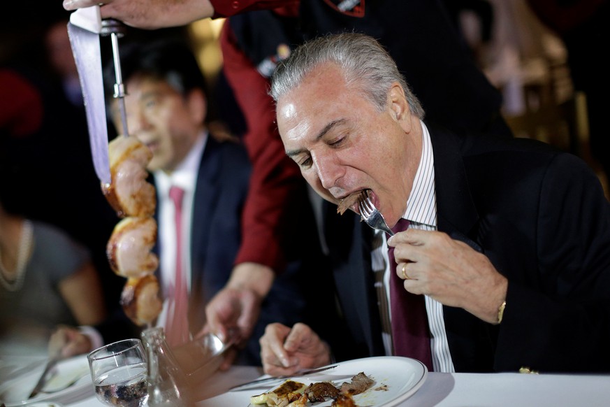 Brazil&#039;s President Michel Temer eats barbecue in a steak house after a meeting with ambassadors of meat importing countries of Brazil, in Brasilia, Brazil March 19, 2017. REUTERS/Ueslei Marcelino