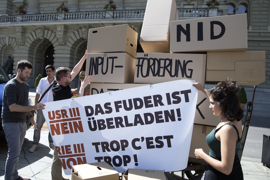 Personen von der SP Schweiz lancieren das Referendum gegen die Unternehmenssteuerreform III (USR III), am Dienstag, 28. Juni 2016, in Bern. Mit einer symbolischen Aktion auf dem Bundesplatz und einer  ...