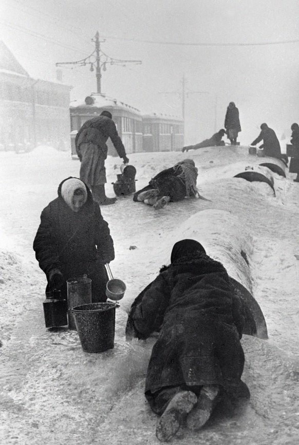 Hunger, Durst und eisige Kälte: Leningrader besorgen sich im Januar 1942 Wasser aus einer gebrochenen Leitung.