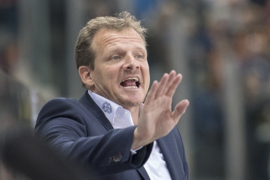 Biels Head Coach Kevin Schlaepfer, waehrend dem Meisterschaftsspiel in der NLA zwischen dem EHC Biel und den SCL Tigers, am Freitag, 11. November 2016, in der Tissot Arena in Biel. (KEYSTONE/Marcel Bi ...