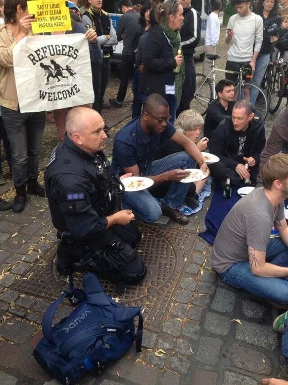 Erster Polizist verweigert die Räumung der von Flüchtlingen besetzten Schule in Berlin Kreuzberg. 👍