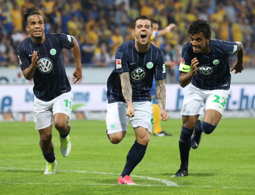 epa05998281 Wolfsburg&#039;s Vieirinha-De Freitas (C) celebrates his goal with Daniel Didavi (L) and Luiz Gustavo (R) during the German Bundesliga Relegation soccer match between Eintracht Braunschwei ...