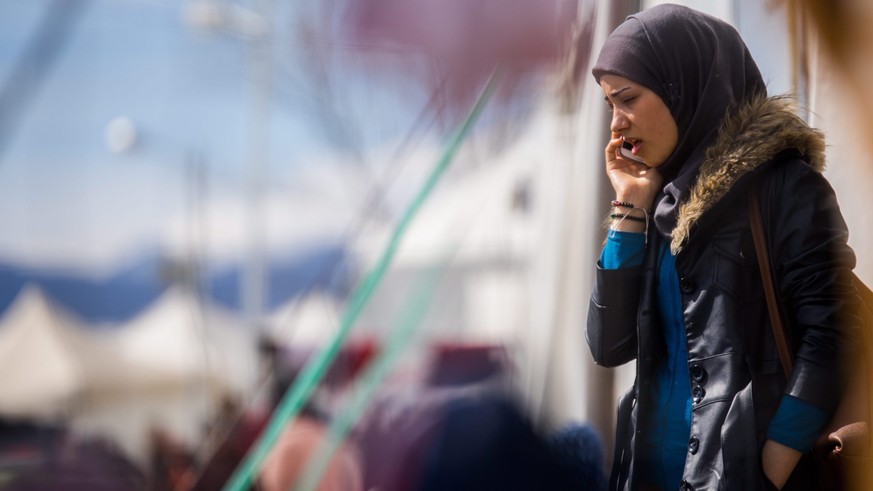 Eine Migrantin telefoniert im Idomeni-Elendscamp an der mazedonischen Grenze in Griechenland.&nbsp;