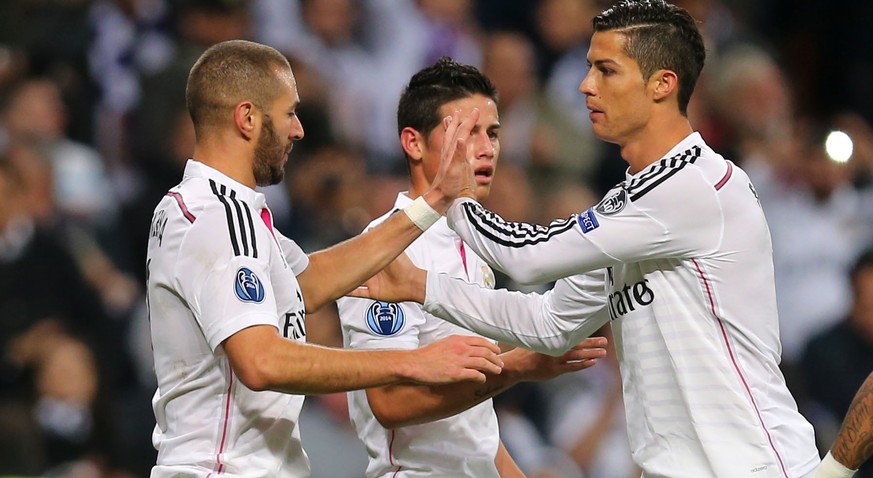 Ronaldo gratuliert Benzema zu seinem Treffer. Real hat bis jetzt alle Spiele gewonnen.