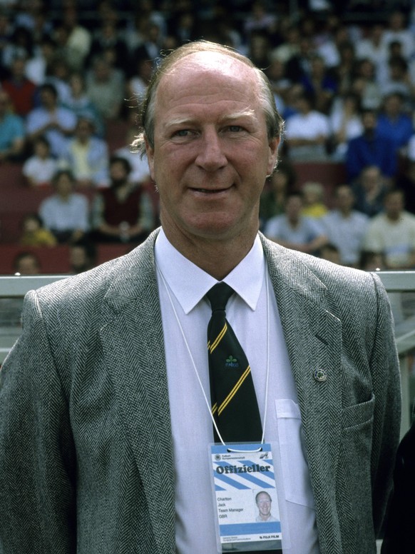 Europameisterschaft 1988. Irland - England 1:0/12.6. in Stuttgart. Nationaltrainer Jack Charlton (Irl.). HM

European Championship 1988 Ireland England 1 0 12 6 in Stuttgart National coach Jack Char ...