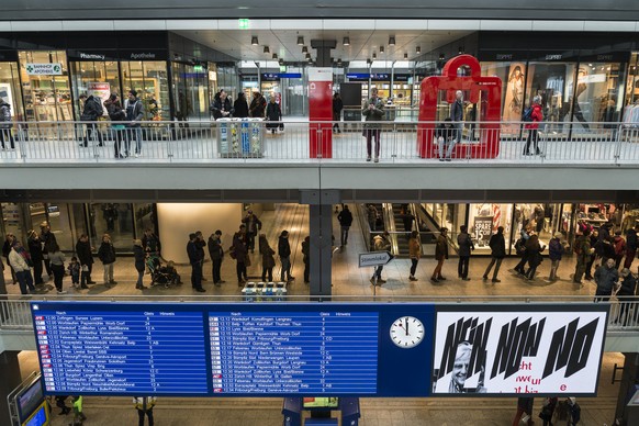 Abstimmungswillige stehen Schlange vor dem Stimmlokal im Bahnhof, am Sonntag, 28. Februar 2016 in Bern. Das eidgenoessische Stimmvolk hatte ueber drei Volksinitiativen, die Durchsetzungsinitiative, di ...