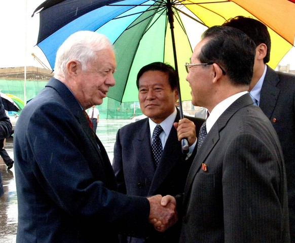 epa02302749 Former US President Jimmy Carter (L) and his party, including the released American Aijalon Mahli Gomes, leave Pyongyang, North Korea, 27 August 2010. They were seen off at the airport by  ...