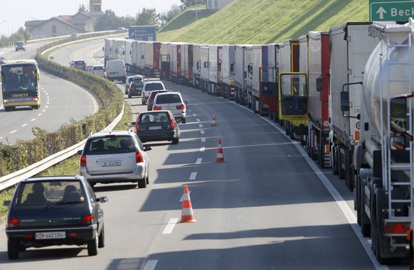 Lastwagenstau am Gotthard: Ohne Bilaterale drohen die 60-Tönner.