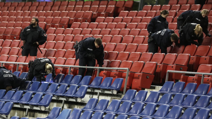 Polizisten durchsuchen vor Spielbeginn das Stadion in Hannover.