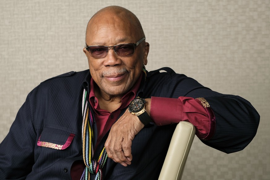 Nachrichten Linkding FILE - Music producer Quincy Jones poses for a portrait to promote his documentary "Quincy" during the Toronto Film Festival on Sept. 7, 2018, in Toronto. (Photo by Chris Pizzello/Invision/A ...