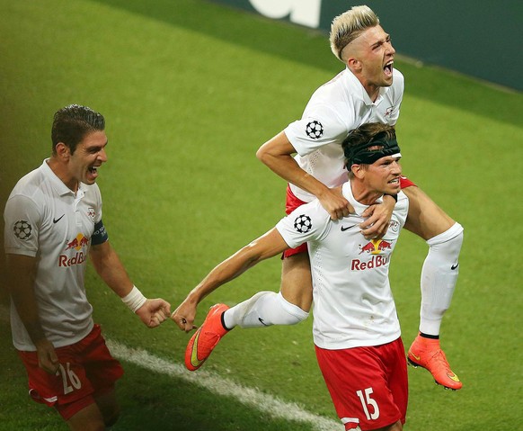 Franz Schiemer (#15), Jonatan Soriano (l.) und Kevin Kampl feiern das 1:0.