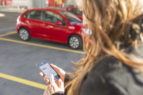 ARCHIV - ZUM SDA-TEXT UEBER DEN VORMARSCH DER SHARING ECONOMY IN DER SCHWEIZ STELLEN WIR IHNEN FOLGENDES BILDMATERIAL ZUR VERFUEGUNG - Eine Frau macht mit Hilfe der Mobility-App eine Reservation auf i ...