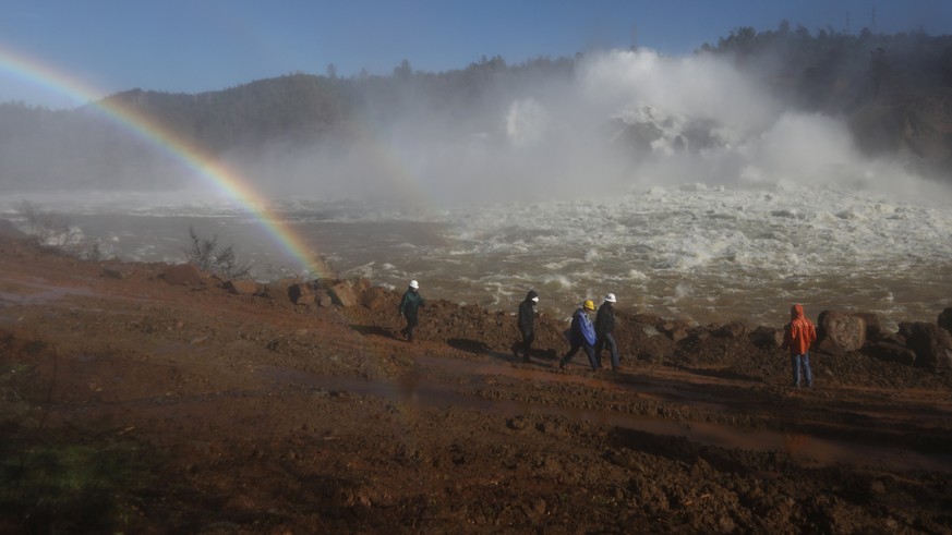 Water is released from the Lake Oroville Dam after an evacuation was ordered for communities downstream from the dam in Oroville, California, U.S., February 14, 2017. REUTERS/Jim Urquhart TPX IMAGES O ...