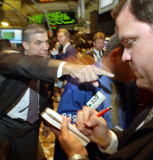 Specialist Vincent Papandrea, left, trades shares of Tyco International Inc. on the the floor of the New York Stock Exchange, Tuesday July 16, 2002. . Goldman Sachs &amp; Co. analyst Jack Kelly lowere ...