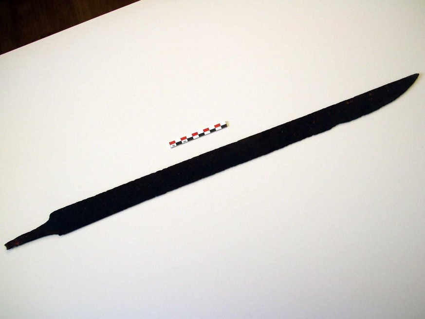 Das 77 cm lange Schwert ist ein sogenannter Sax, ein einschneidiges Hiebschwert.&nbsp;