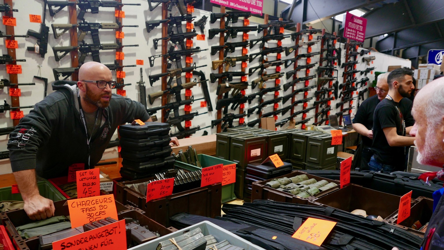 Da lacht das Herz des Waffenliebhabers: Unzählige Sturmgewehre an der Waffensammelbörse in Luzern.