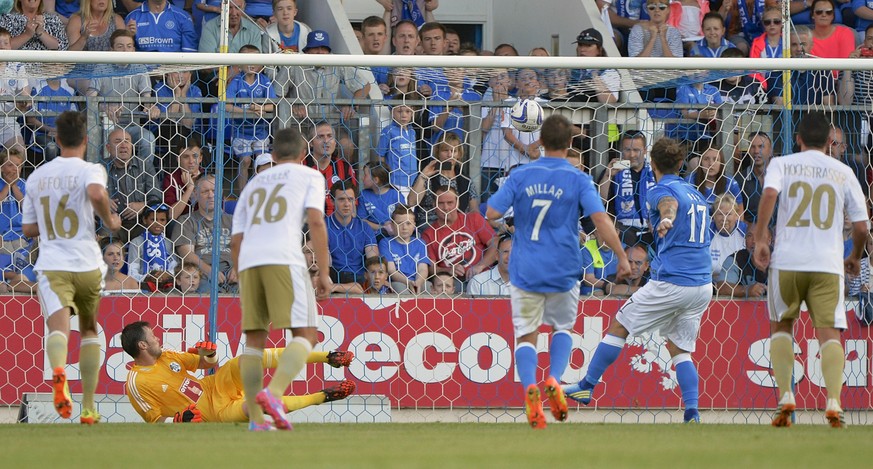 Stevie May lässt sich beim Elfmeter in der 22. Minute nicht zweimal bitten.