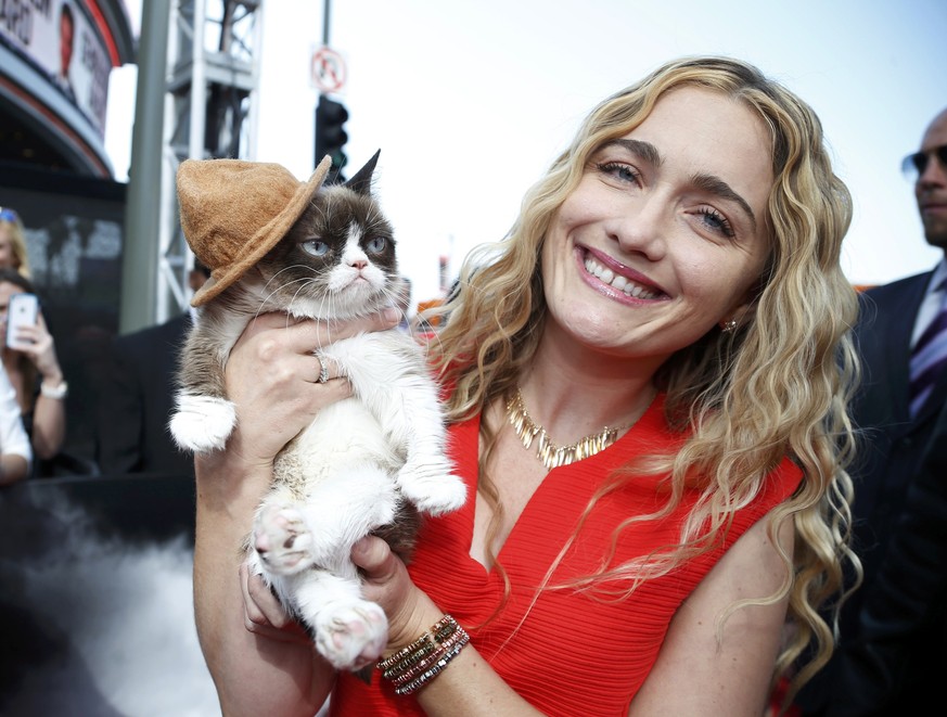 Grumpy Cat mit ihrer Katzenmutter Tabatha Bundesen. Nicht mal ihr schenkt sie ein Lächeln.