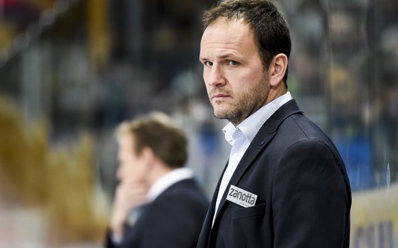 Assistenztrainer Martin Steinegger von Biel, im Hintergrund Trainer Kevin Schlaepfer, aufgenommen beim Meisterschaftsspiel der National League A zwischen dem HC Davos und dem EHC Biel, am Montag, 14.  ...