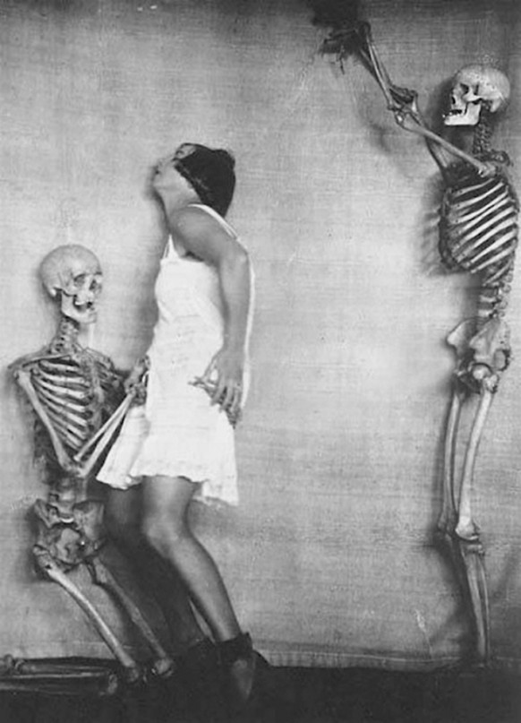 sex and death viktorianische aktfotografie skelett nackt http://sobadsogood.com/2017/09/17/apparently-skeleton-erotica-used-be-thing-victorian-age/