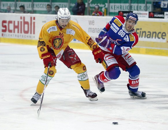 SCL Tigers Verteidiger Philippe Seydoux, links, gegen EHC Kloten Stuermer James Sheppard waehrend dem Eishockey-Meisterschaftsspiel der National League A zwischen dem EHC Kloten und den SCL Tigers am  ...